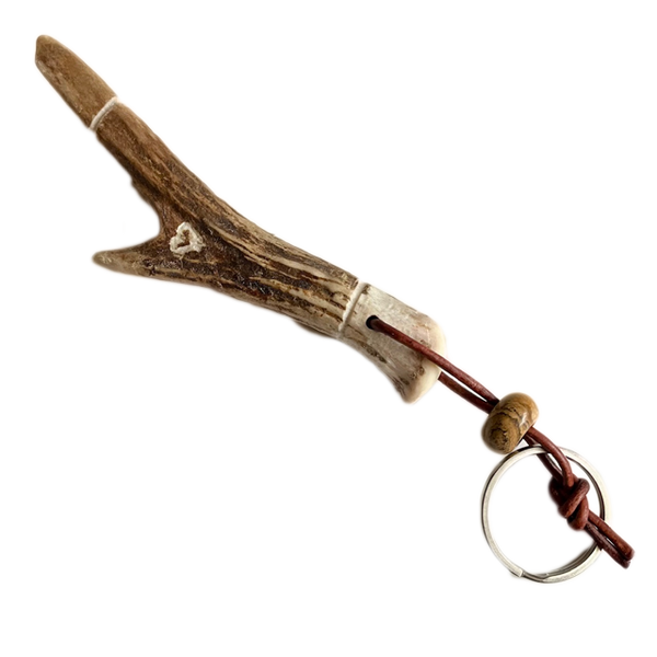 Schlüsselanhänger "Herzchen" aus  Rehgehörn mit Schlüsselring, Lederband und Edelsteinperle
